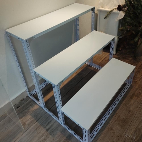 Kệ v lỗ bậc thang 3 tầng